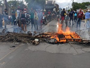 Moradores bloqueiam AL-215 contra BRK  no município de Marechal Deodoro