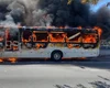 Ônibus fica completamente tomado pelo fogo na Avenida Fernandes Lima