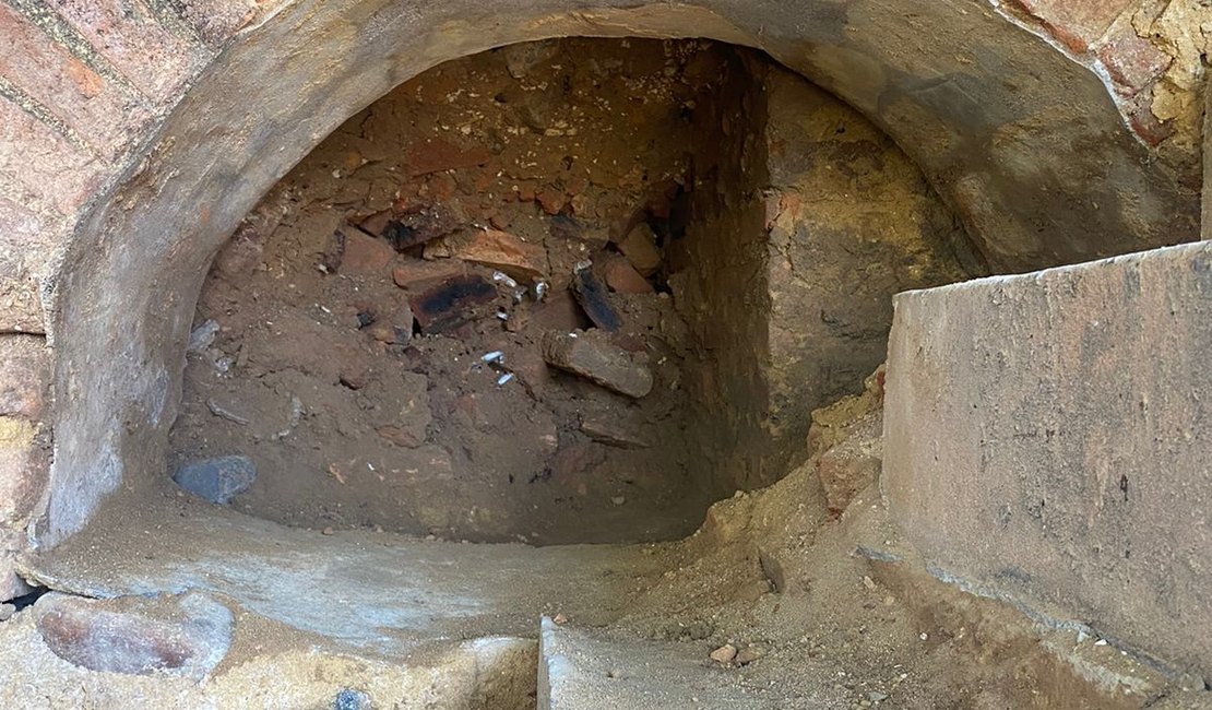 Veja imagens do suposto túnel do século 17 em Porto Calvo