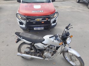 PM prende condutor de moto com veículo sem placa e chassi raspado em Jundiá