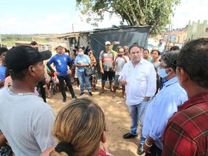 Em visita a acampamento, Luciano Barbosa diz que defenderá moradia digna para os arapiraquenses