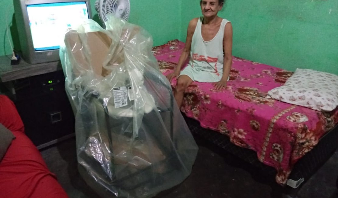 Após publicação no 7 Segundos, idosa recebe cadeira de banho em Arapiraca