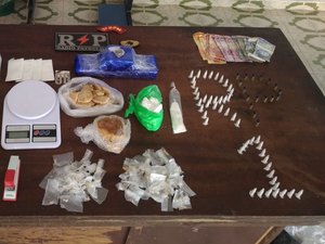 Drogas são encontradas dentro de buraco em residência