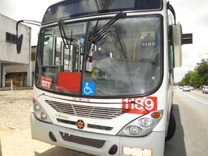 Jovem é preso e menor apreendido após assalto a transporte coletivo