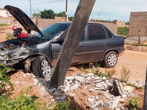 Motorista passa mal, perde o controle da direção e colide com poste, em Arapiraca