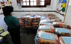 Prefeitura de Japaratinga entrega kits da merenda escolar
