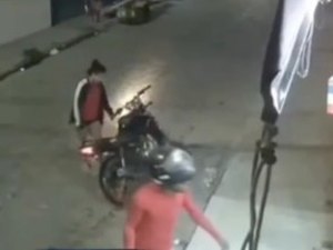 [Vídeo] Casal é preso após assaltar fármacia com moto roubada em Arapiraca; homem estava foragido