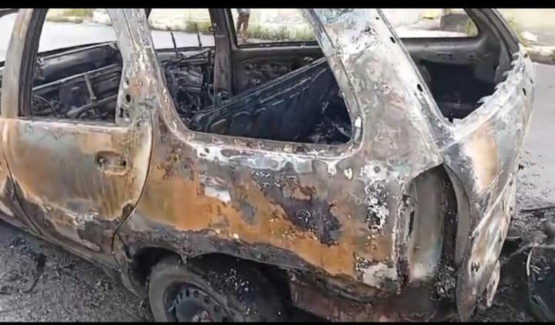 Veículo fica destruído após pegar fogo no bairro Tabuleiro do Martins
