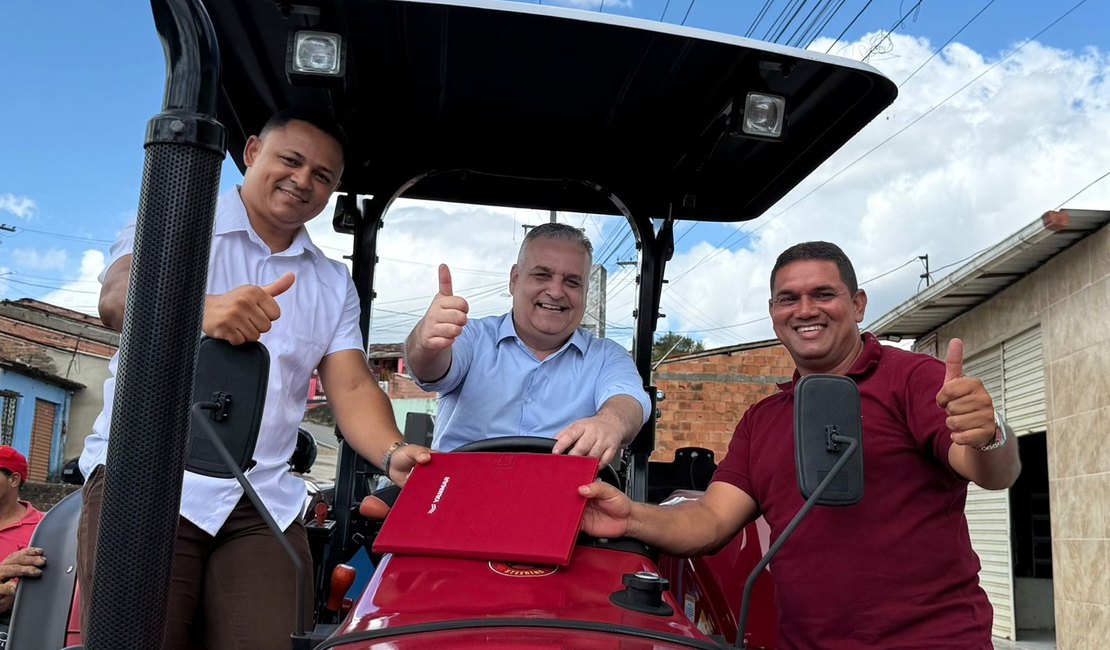 Em Joaquim Gomes, Alfredo Gaspar realiza entregas e destina R$ 514 mil ao município