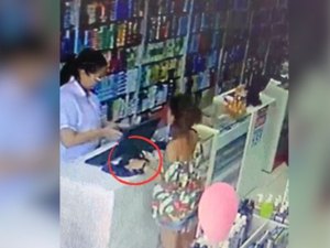[Vídeo] Mulher é flagrada furtando carteira em farmácia no bairro Jacintinho
