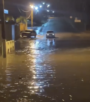 Chuva forte provoca alagamentos e transtornos em Olho d'Água das Flores, no Sertão de Alagoas