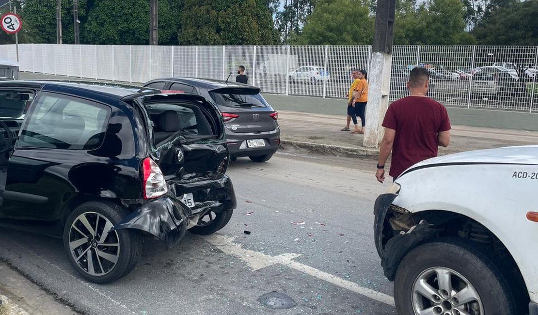 Dois acidentes são registrados na Avenida Menino Marcelo, em Maceió