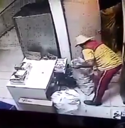 Vídeo: assaltantes rendem funcionários e roubam sacos cheios de celulares 