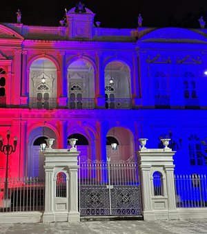Palácio dos Martírios é iluminado nas cores das bandeiras de Alagoas e da França