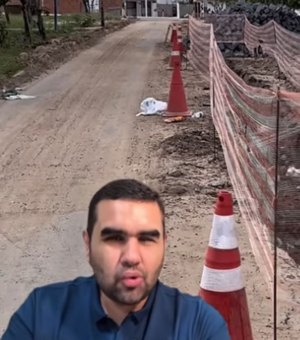 Prefeito faz vídeo criticando concessionária por demora em concluir obra de saneamento em Piranhas