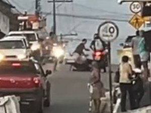 Homem é espancado por populares após suposto assalto no Jacintinho, em Maceió
