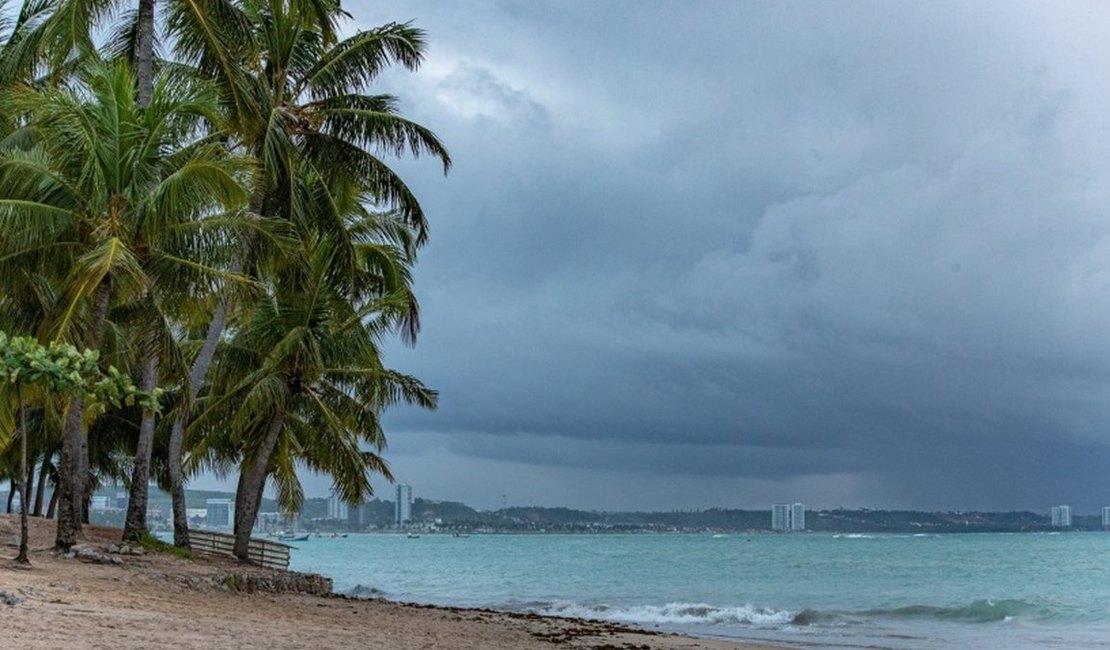 Inmet emite alerta de chuvas intensas para 54 cidades de Alagoas