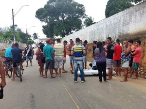 Motociclista fica ferido ao perder o controle da direção fazendo manobra perigosa 