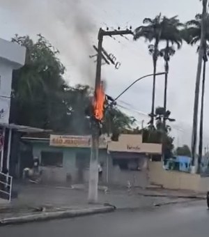 Poste pega fogo na Avenida Muniz Falcão em Palmeira dos Índios