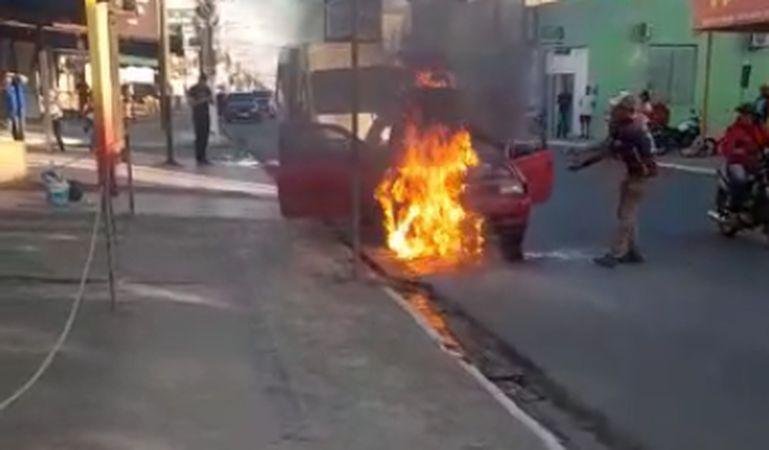 Carro pega fogo em rua na Baixa Grande