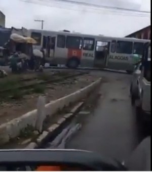 Vídeo flagra ônibus parado em linha férrea enquanto VLT se aproxima