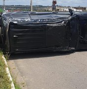 [Vídeo] Imprudência no trânsito provoca colisão e capotamento de veículo de luxo em Arapiraca