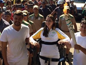 Lais Souza fica de pé para carregar a tocha e emociona brasileiros