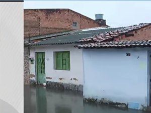 Ruas ficam alagadas em Maceió e água invade residências no bairro Prado
