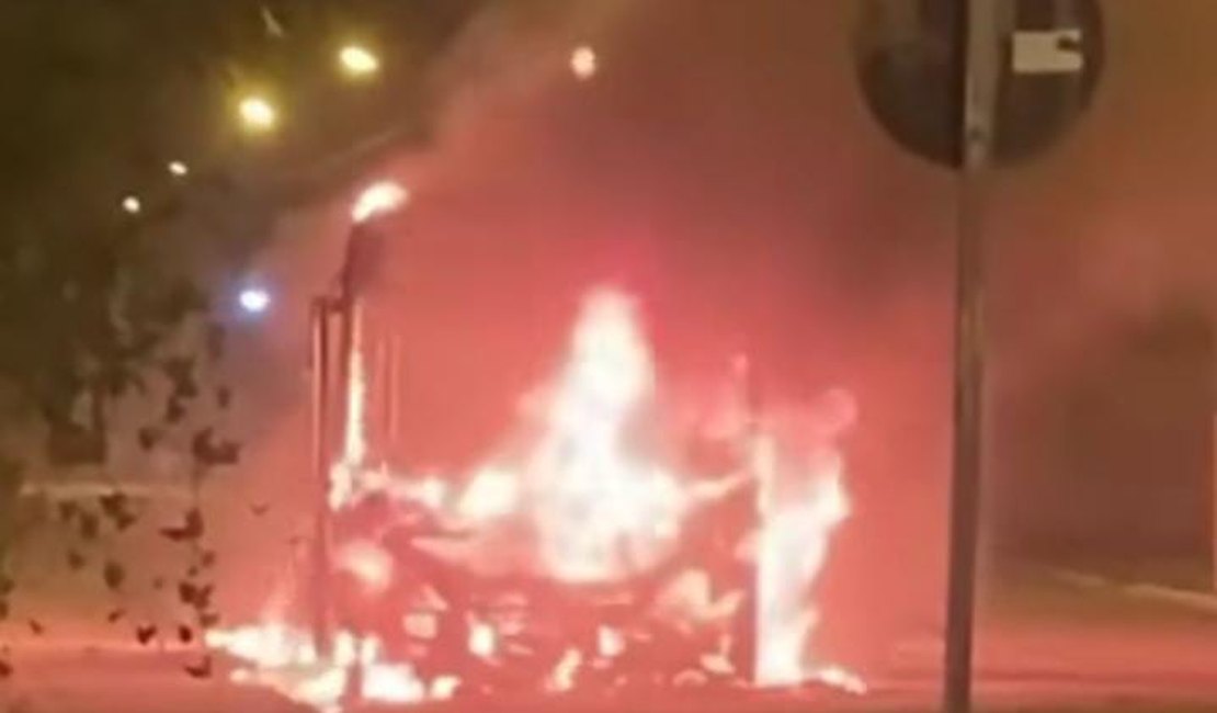 Ônibus da linha Vergel Guaxuma pega fogo no bairro Cruz das Almas