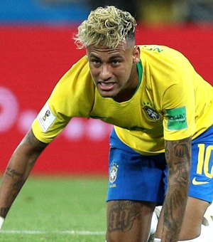 Neymar volta a treinar com a seleção brasileira