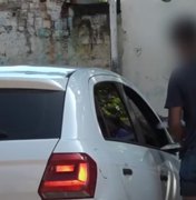 Moradores vendem placas de veículos perdidas em ruas alagadas