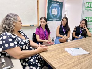 Hospital de Emergência do Agreste recebe estudantes do PET-Saúde para visita ao Serviço de Epidemiologia