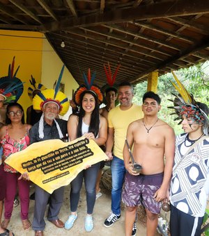 Gabi Gonçalves visita tribo e homenageia 1º indígena Patrimônio Vivo de AL