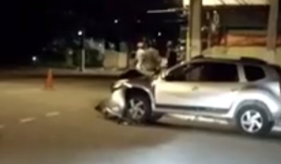 Motorista perde controle de veículo e colide em estabelecimento comercial