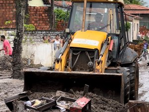 Equipes da Prefeitura de Viçosa fazem a limpeza das ruas atingidas pela enchente