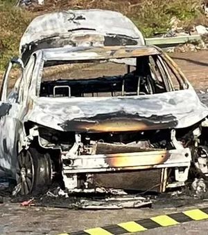 Carro por aplicativo fica destruído após pegar fogo em Arapiraca