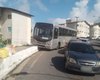 Ônibus perde freio e colide contra mureta no Jacintinho, em Maceió