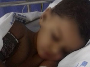 Criança atingida por bala durante atentado sai da UTI e se recupera em hospital