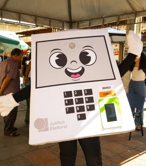 TRE Alagoas promove ação na orla de Maceió com foco em eleitores idosos