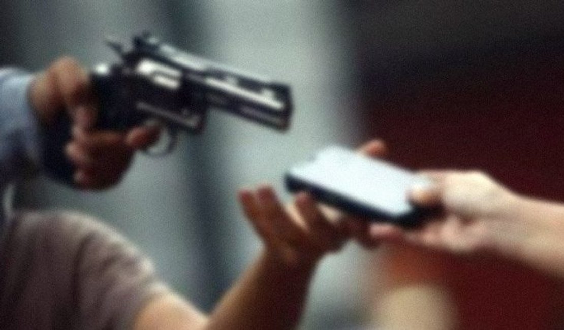 Dupla armada em cinquentinha rouba celular de vítima, em Arapiraca