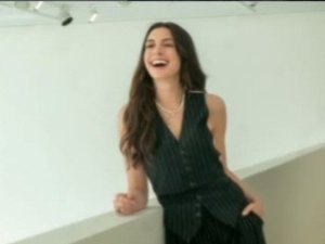 Anne Hathaway reage após ser eleita a mulher mais bonita do mundo