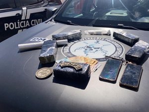 PM prende suspeito em Penedo que transportava drogas em veículo