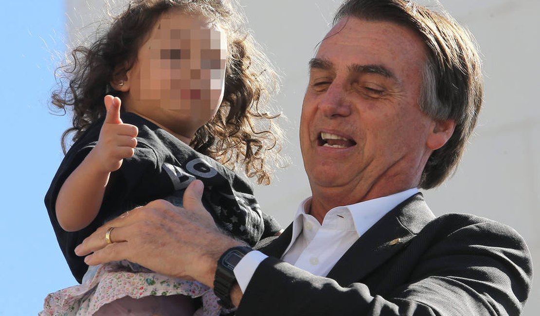 Presidenciáveis criticam Bolsonaro por ensinar criança a imitar arma