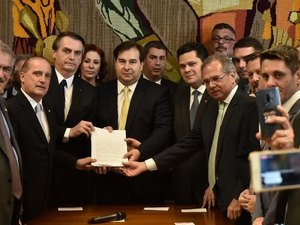 Bolsonaro entrega proposta de reforma da Previdência ao Congresso
