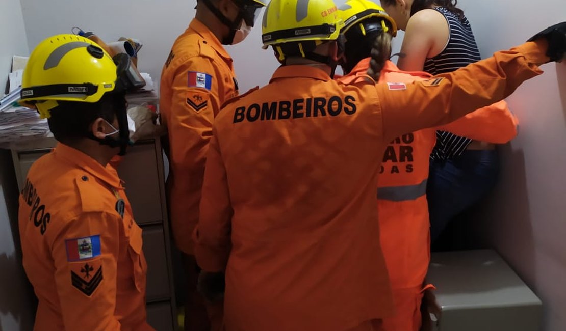 Funcionária fica com braço preso em cofre de lotérica em Maceió