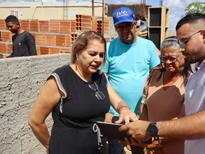 Tia Júlia visita obras de reforma e ampliação do CRAS de Palmeira dos Índios