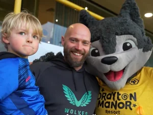 Criança que viralizou por ter nugget “roubado” em jogo tem final feliz