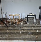 [Vídeo] Ventania arremessa madeiras da casa pastoral e atinge igreja em Traipu