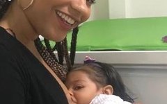 Juliana Alves posa amamentando a filha: 