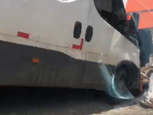 Van colide contra fachada de clínica no Centro de Arapiraca